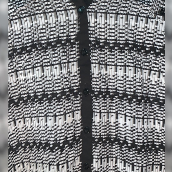 Beautiful Black & White Versatile Top! - Picture 2 of 3